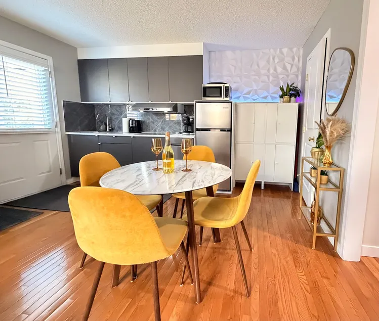 Luxury 2 bedroom furnished Basement in NW Calgary - Image 1
