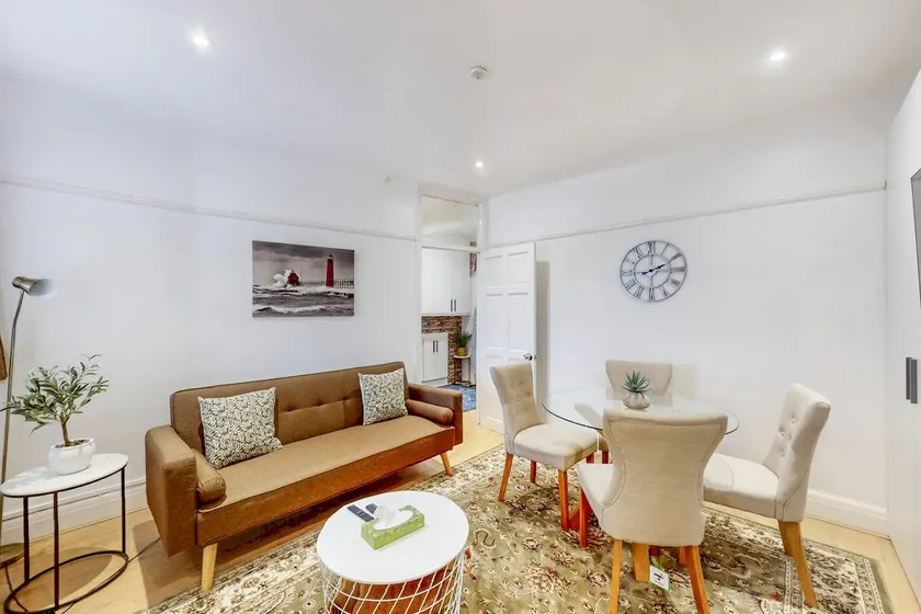 2 Bed Contractor Flat Parking Near Heathrow - Image 1