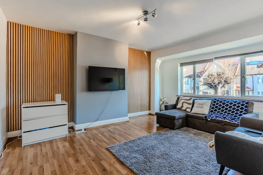 Stunning 5 Bedroom Apartment in Mill Hill Broadway with parking - Image 1