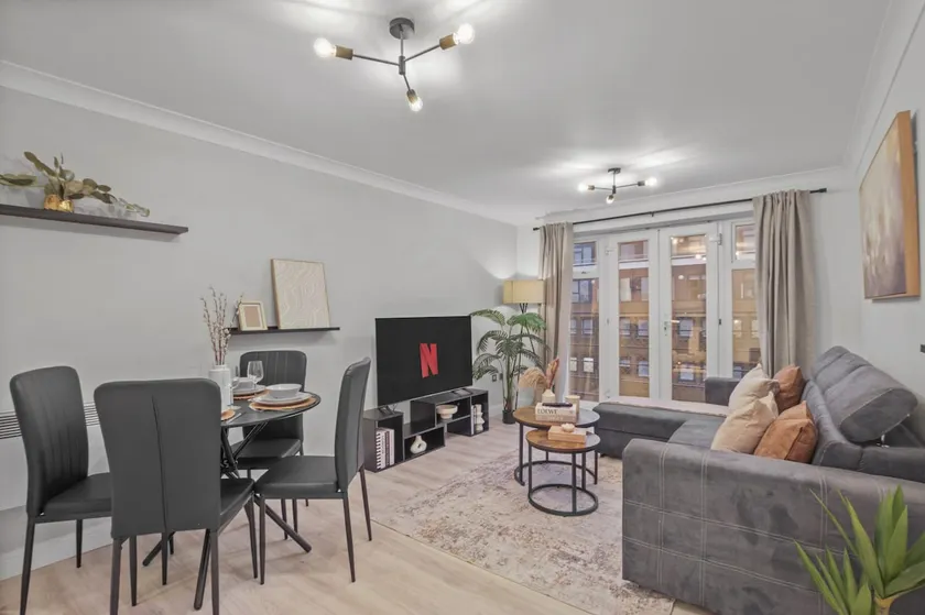 Modern 2 Bed Apartment, Secure Parking, Central - Image 1