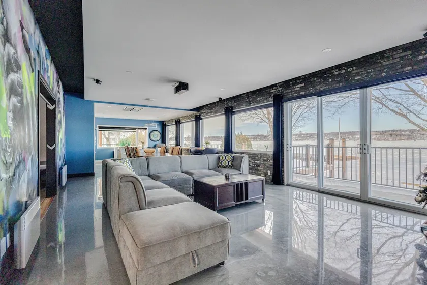 Horizon Suite •Luxury, Relaxing & Riverfront Views - Image 1