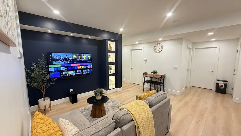 Executive One-Bedroom Suite in Prime Location - Image 1