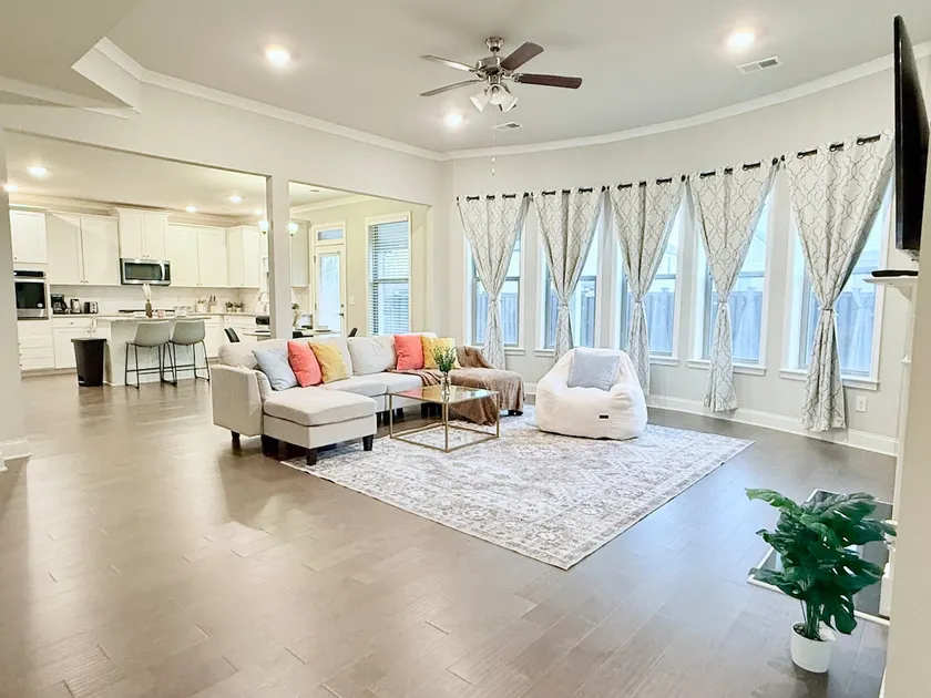Luxury 5 Bedroom 4 bath open kitchen living room - Image 1