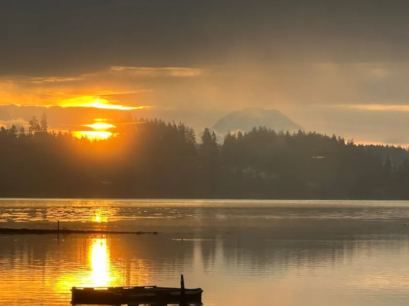 Classic PNW Waterfront-Hot Tub, Kayaks & Bocce - Image 1