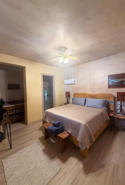 Desert Live Edge Guest House: Serene Comfort! - Image 1