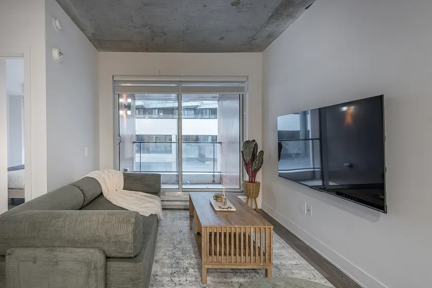 Luxury 1BR Suite • Balcony - Image 1
