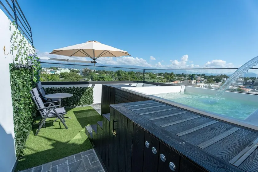 Designer Suite: Pool, Fast Wi-Fi, VIP Parking - Image 1