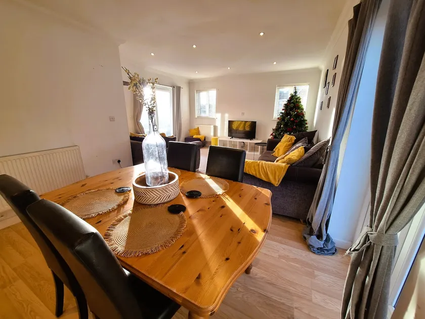 Modern home close to amenities and transport links - Image 1