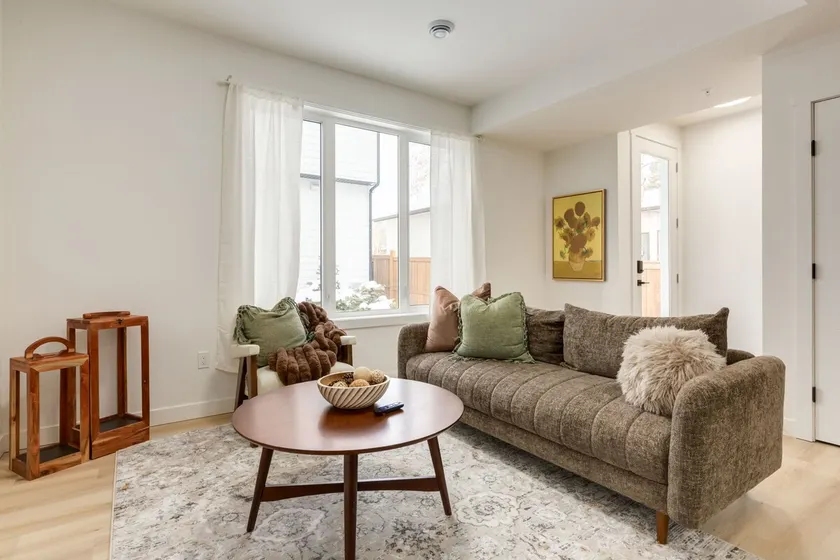 ”Mint & Mahogany” 3bdrm 5 mins to C-Train! - Image 1