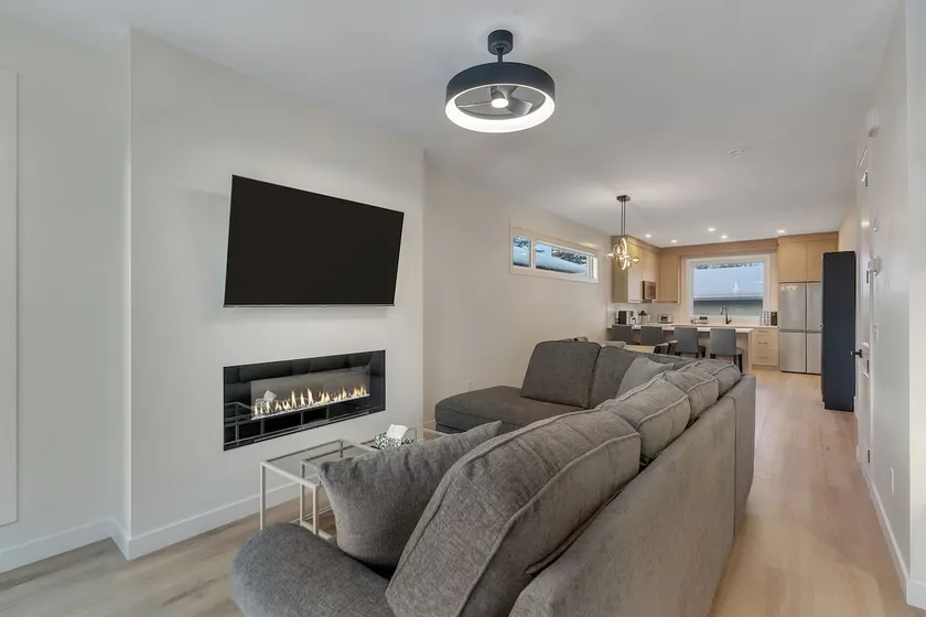 Modern House by Shaganappi CTrain |King Bed|Garage - Image 1