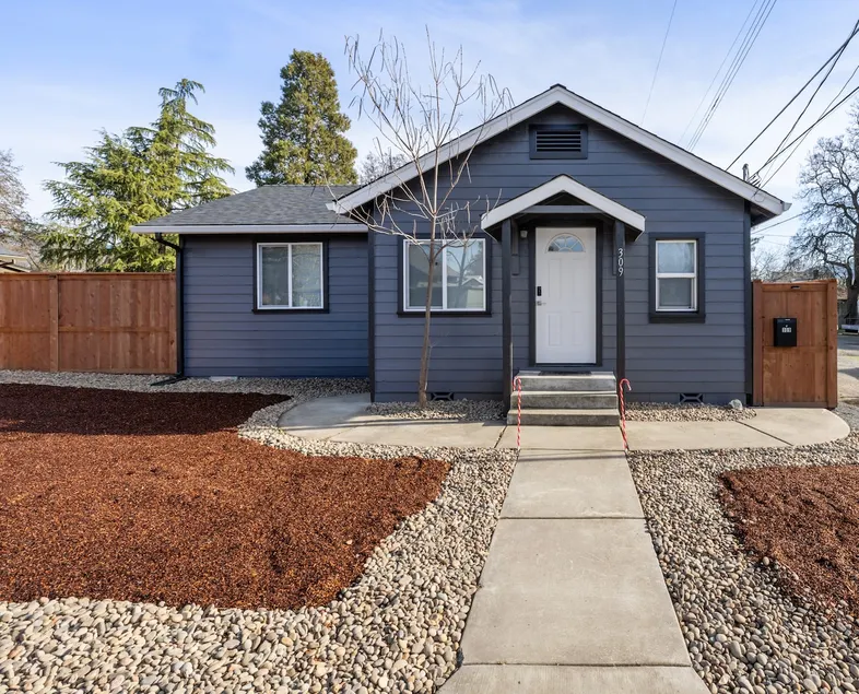 Blocks from historic downtown Grants Pass - Image 1