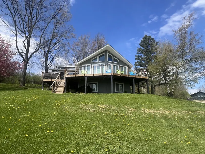 Scenic Swain Hill Chalet, 20 minutes to Letchworth - Image 1
