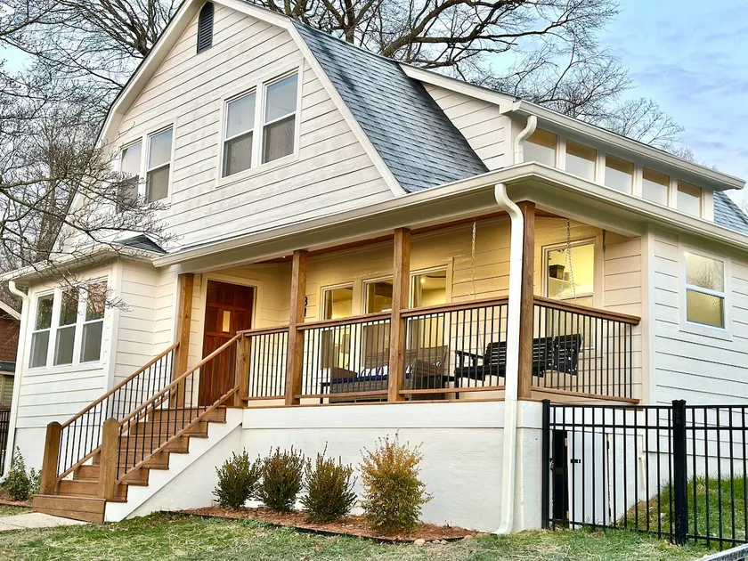 Mtn Views. Fenced yard. No pet fee. Walk to dwntwn - Image 1