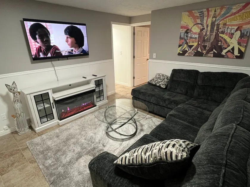 Basement. Separate entrance, kitchen, bath, 2 bed - Image 1