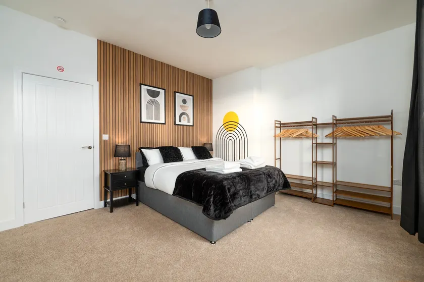 Monks Quarters, Luxury 3 bed, PRIVATE PARKING x 2, Ideal for Groups & families, Prime location - Image 1