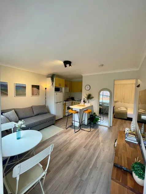 Stylish 1-Bed, Flat Walk to North Manly - Image 1