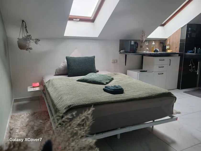 Greenroom Cozy Studio | Smart TV & Kitchen - Image 1