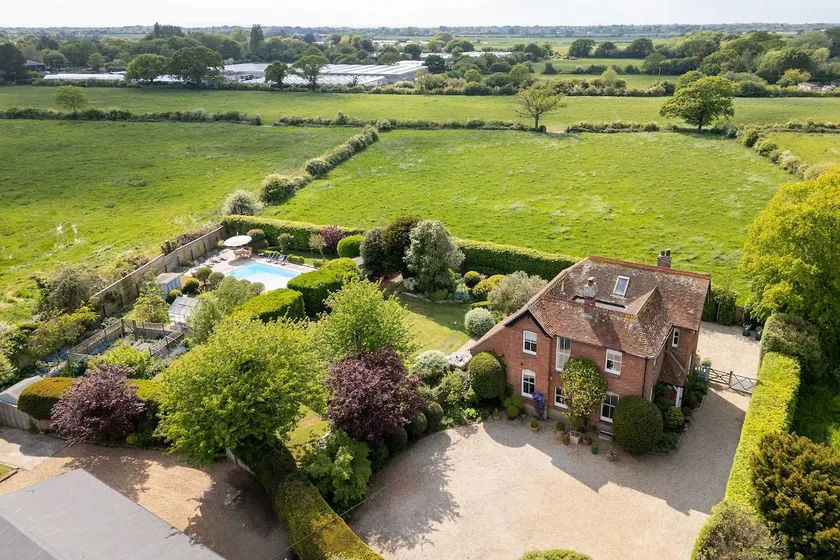 House & Annexe Sleeps 18 Heated Pool - Image 1