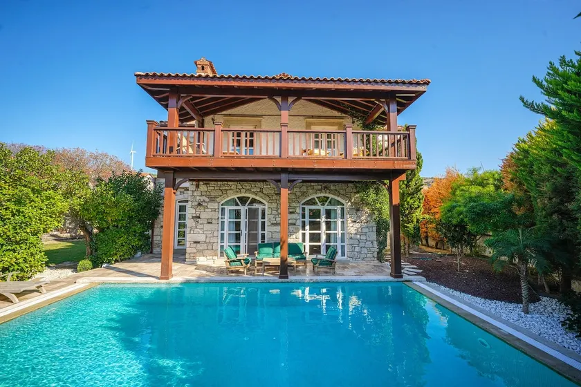 Private Villa with Pool 150 m from the Sea - 4 Bathrooms - 8 People - Image 1