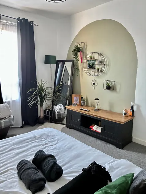 2 bedroom fully furnished apartment - Image 1