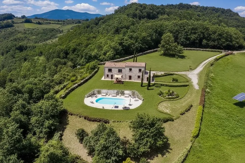 Luxury 5-Bedroom Country Estate with Private Pool - Image 1