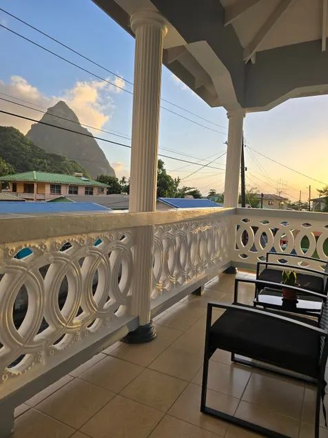 Upstairs Apartment with Piton View in Soufriere - Image 1