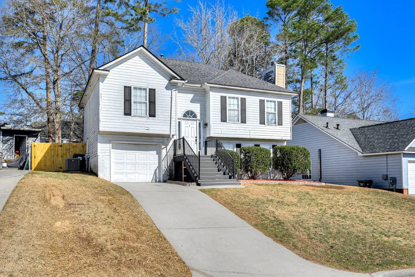 Comfortable home with modern ammenities - Image 1