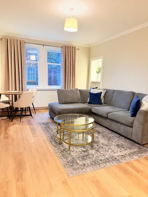 Bright and spacious 2 bedroom flat - Image 1