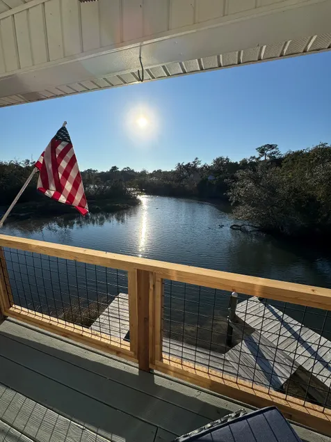 Cute little updated waterfront house - Image 1