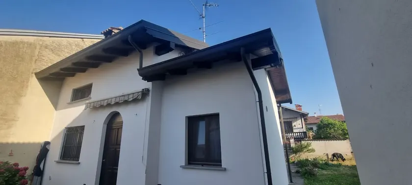 Detached house with courtyard - Image 1