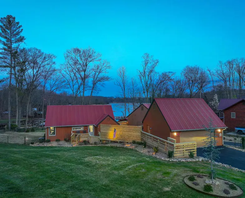 2BR 2BA Lakefront Gem – Decks, Docks & Sunsets - Image 1