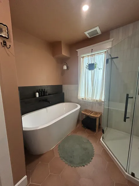 Good vibes and bubbly tides: A dreamy, cozy escape - Image 1