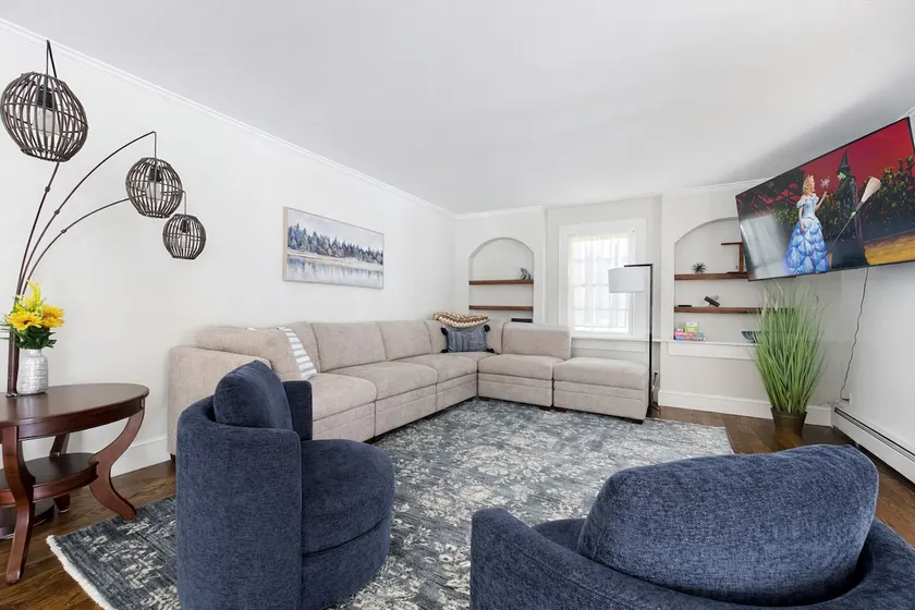 Enclosed Hot Tub, King Bed, 3 bdrm, close to town - Image 1