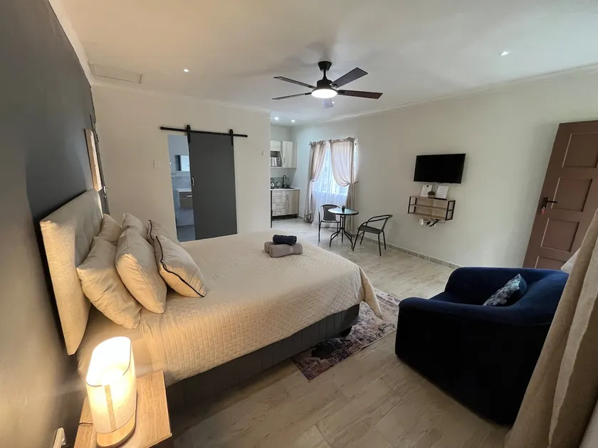 Quiet Kloof Getaway with Queen Sealy Bed (Suite 1) - Image 1
