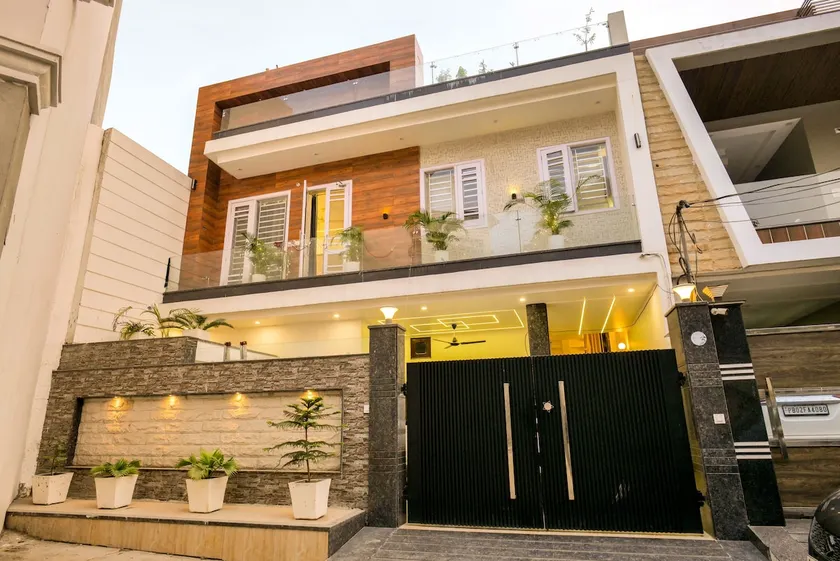 ELITE 3BHK FamilyPadI CityHub•GoldenTemple•WiFi•AC - Image 1