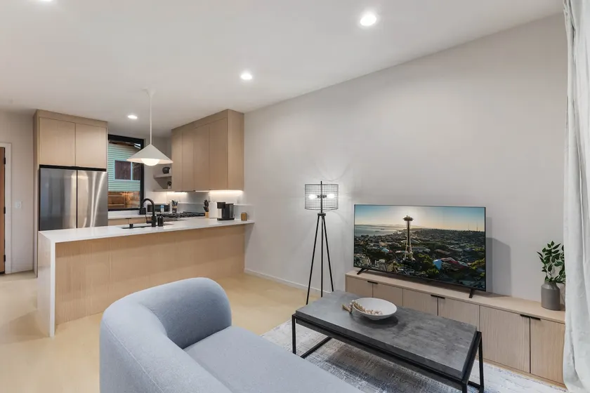 Modern Seattle Stay • Rooftop Views & Ensuite BRs - Image 1