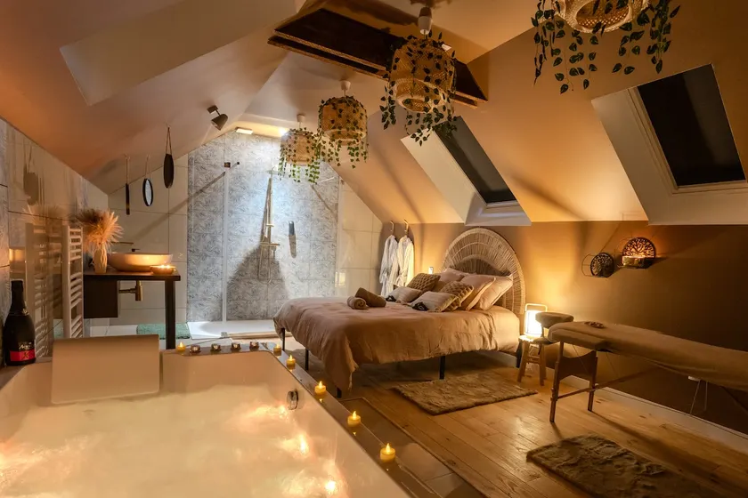 Air-conditioned love room: The Suspended Instant - Image 1