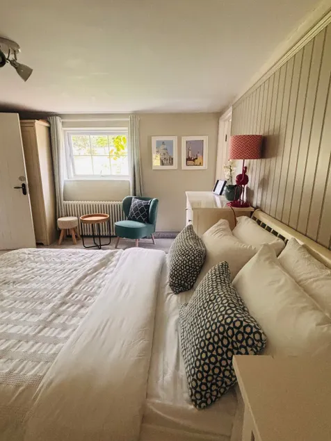 Private Studio, Own Entrance, Kitchen & Bathroom, Fast WiFi - Image 1