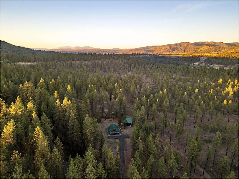 * Log Cabin in Riverside State Park on trail 25! * - Image 1