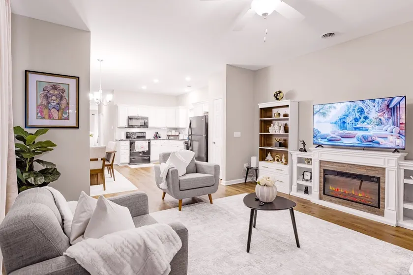 Upscale Glamour Retreat • Beautiful & Cozy - Image 1