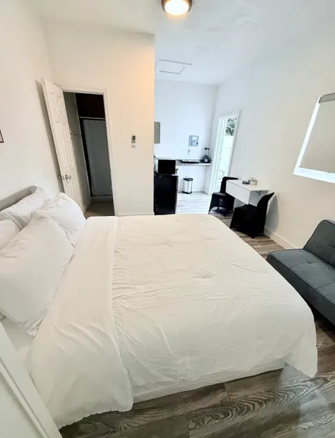 Studio near Hard Rock casino + Parking - Image 1