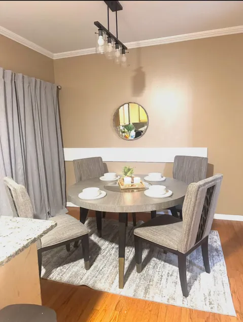 Large 4-Bedroom Entire Home with Two Living Rooms - Image 1