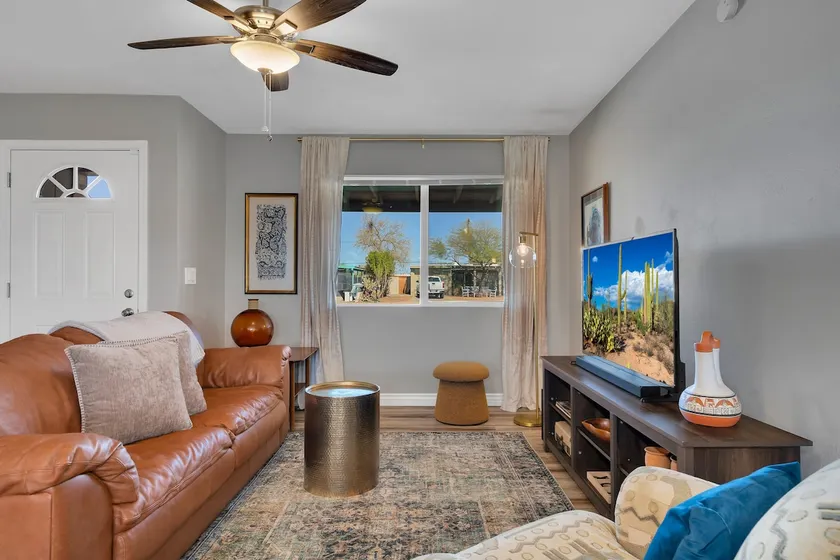 Modern 3BR House w/ Fast WiFi & Large Back Yard! - Image 1