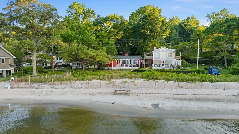 Steps 2 Beach • Bayview Cottage • Kayaks • Fossils - Image 1