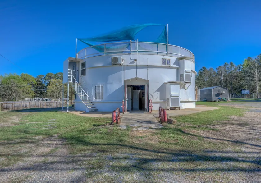 Worker housing, four bed two bath water tank - Image 1
