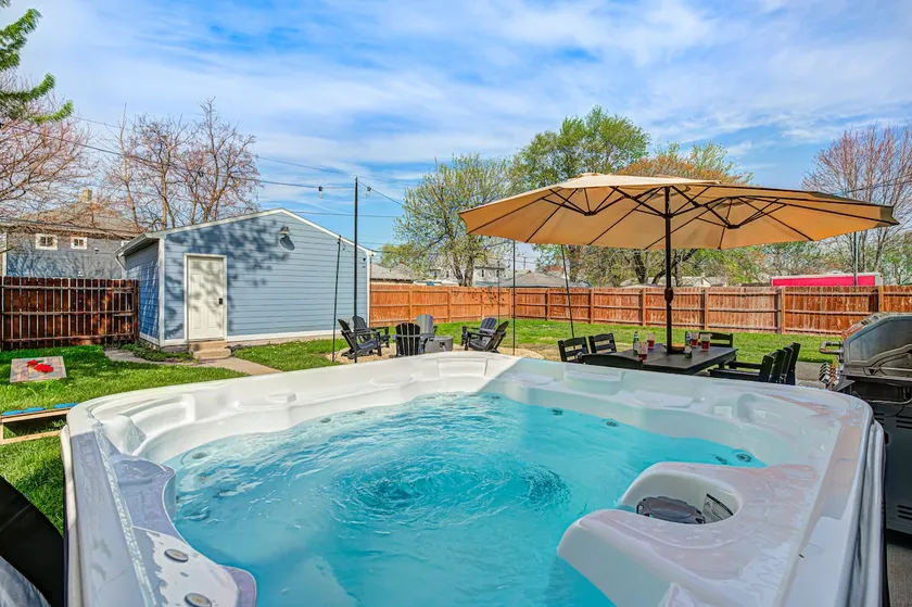 Private retreat with hot tub, 3 kings & parking - Image 1