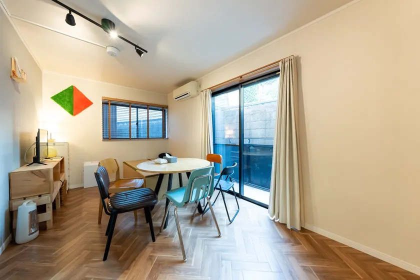 Spacious for families | Free parking, with terrace | About 1 hour by car to Disney | Maximum 6 people - Image 1