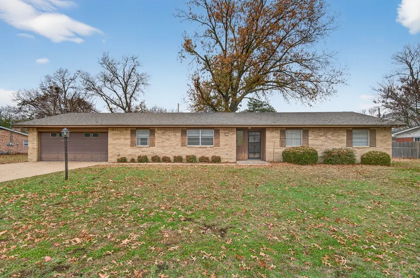 Cozy home centrally located. - Image 1