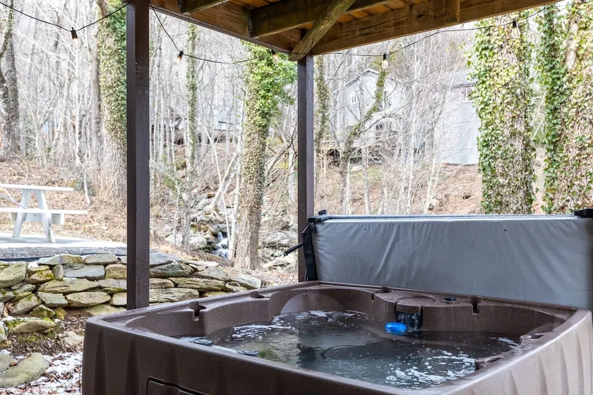 Ski, Hike, and Relax by the creek - Image 1