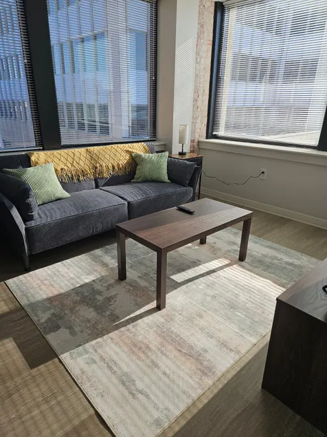 High Rise Luxury with Stunning City Views - Image 1